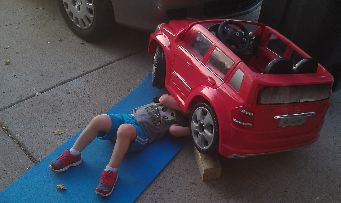 Ребенок разбил машину. Ребенок чинит автомобиль. Поломанные машинки маленькие. Машинка детская смешная. Смешные детские машины.